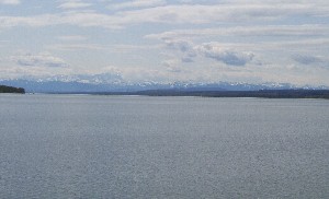 Foto vom Augsburger Meer mit Alpenkette